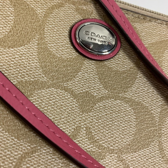 Coach Pouch Pink - Picture 4 of 6